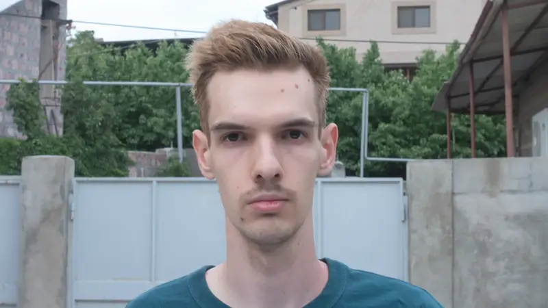 屋外で撮った男性の写真に、FaceBuilderの頭部メッシュを重ねて形を合わせる画面（画像: KeenTools）