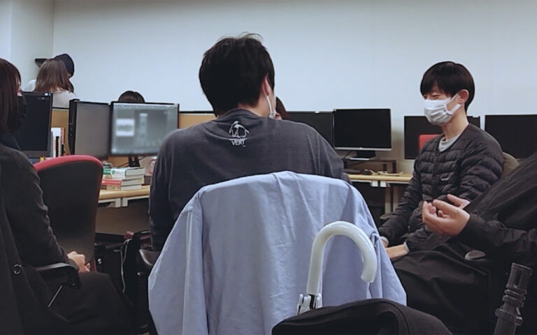 モニターが並ぶ制作室で、椅子に座ったスタッフ同士が話している様子（画像: CG-ARTS One）
