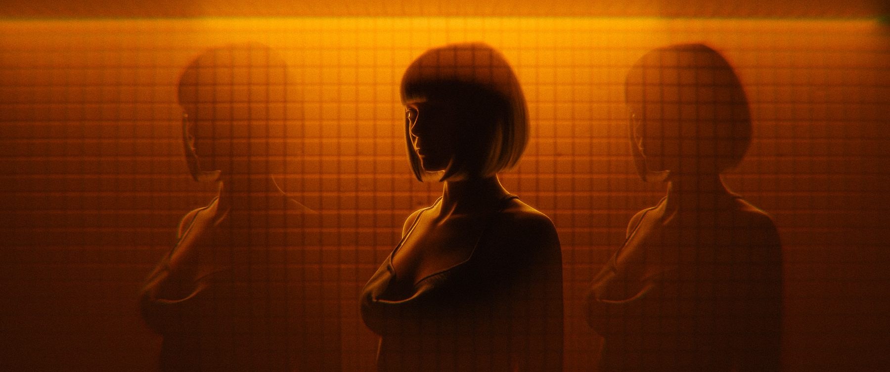 オレンジの壁の前に立つ女性の左右に、プリズムで映り込んだ像が並んでいるレンダー
