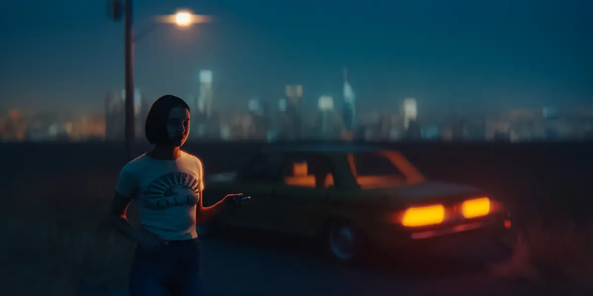夜の空き地で車のそばに立つ女性と、背景の街の明かりが楕円にぼけているレンダー
