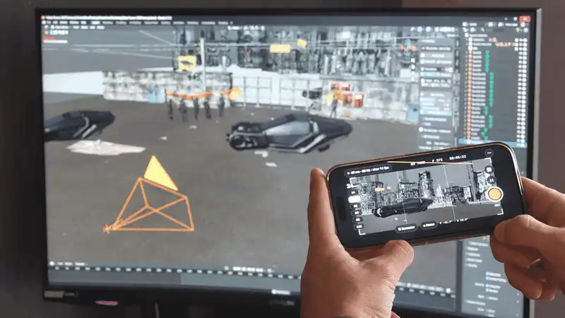 モニターの前でスマホを傾けると、Blenderのビューポートのカメラも同じ向きに動く様子（画像: Lewis Martin）