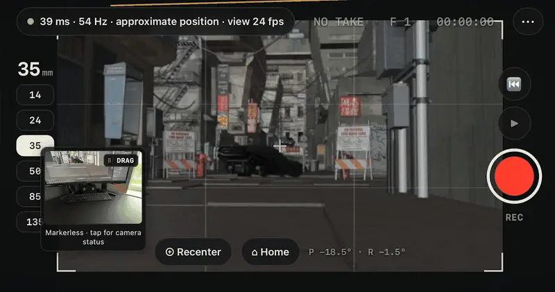 スマホの画面に街のシーンのカメラ映像が映り、レンズの切り替えと録画ボタンが並ぶ様子（画像: Lewis Martin）