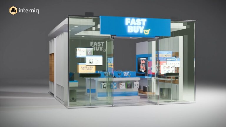 ガラス張りの家電量販店のセット。架空の店名FAST BUYの看板と、テレビやパソコンが並ぶ棚