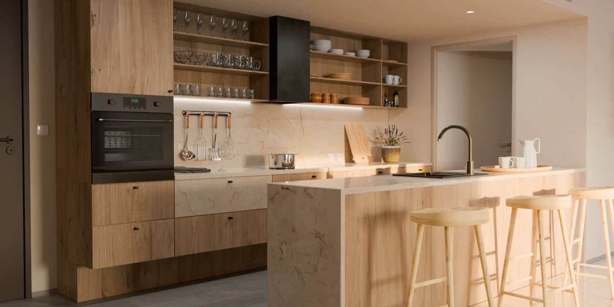 木目の収納とアイランドカウンター、スツールが並ぶ明るいキッチン